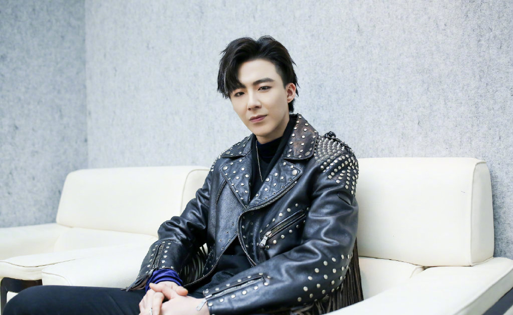 高清男明星刘宇宁镭射连体工装服帅气图片图片