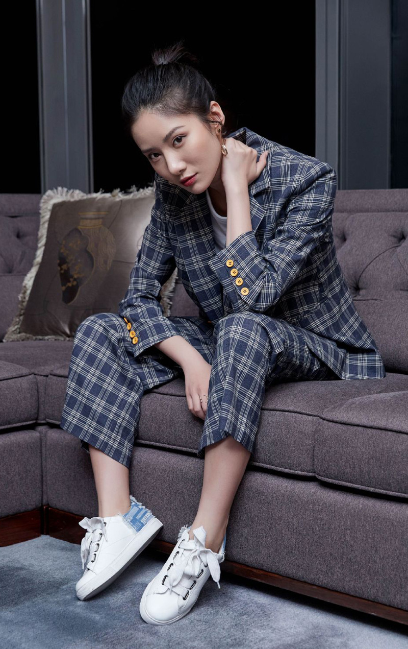 中国内地山东济南女演员吴优复古干练活动照图片图片