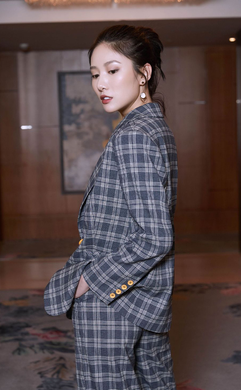 中国内地山东济南女演员吴优复古干练活动照图片图片