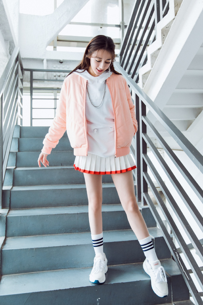 新疆乌鲁木齐美女演员迪丽热巴性感抹胸裙写真桌面壁纸图片