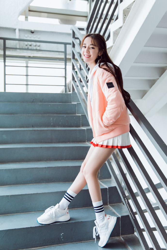 新疆乌鲁木齐美女演员迪丽热巴最新杂志写真图片图片