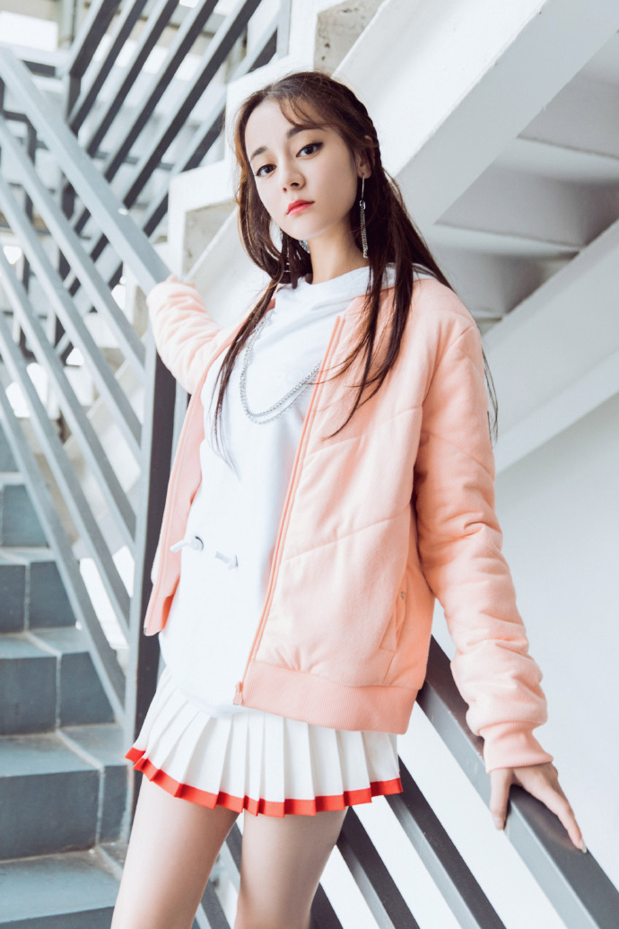新疆乌鲁木齐美女演员迪丽热巴性感抹胸裙写真桌面壁纸图片