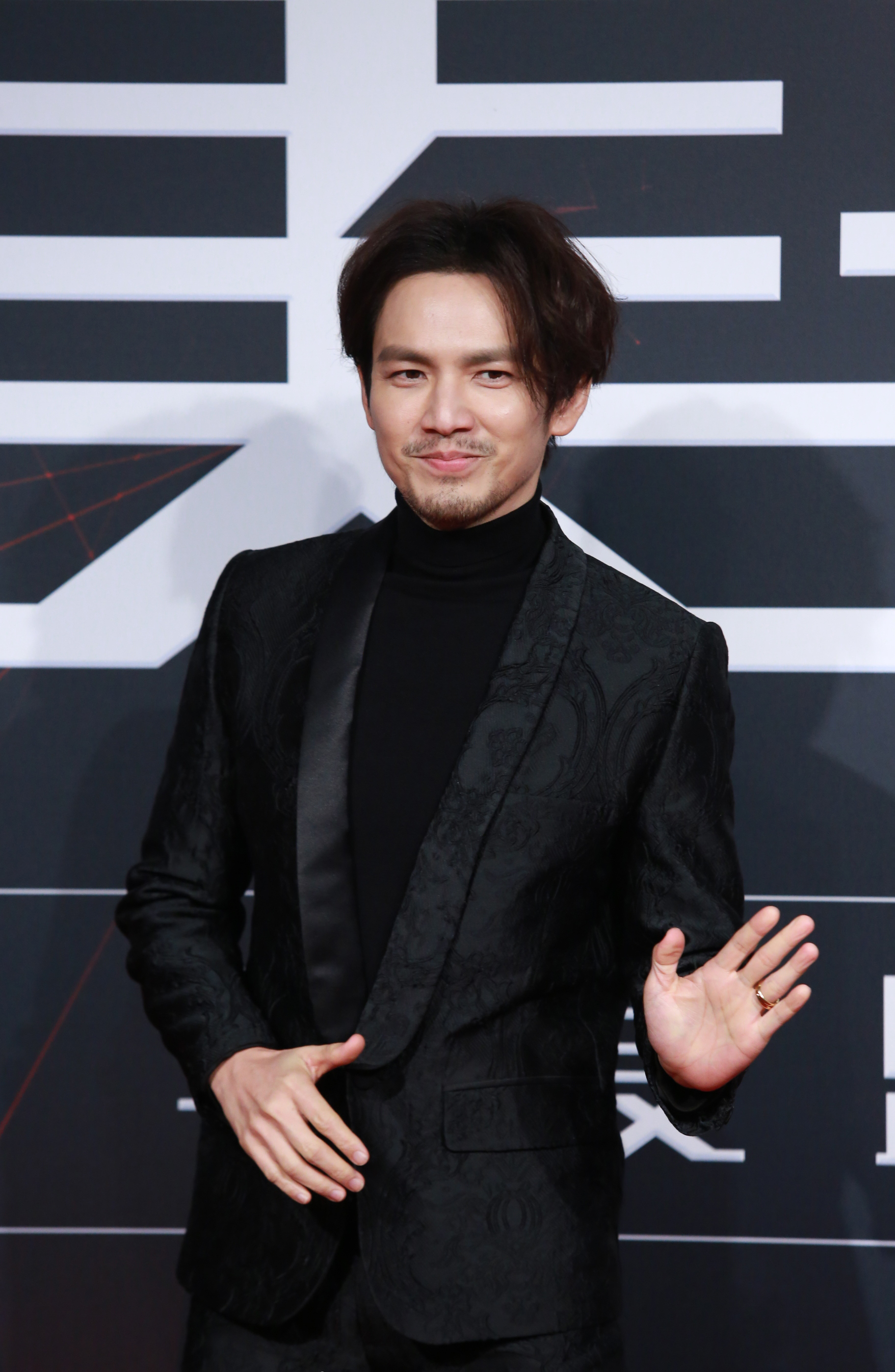 高清中国香港影视男演员钟汉良刘小小演绎情侣写真潮范十足图片
