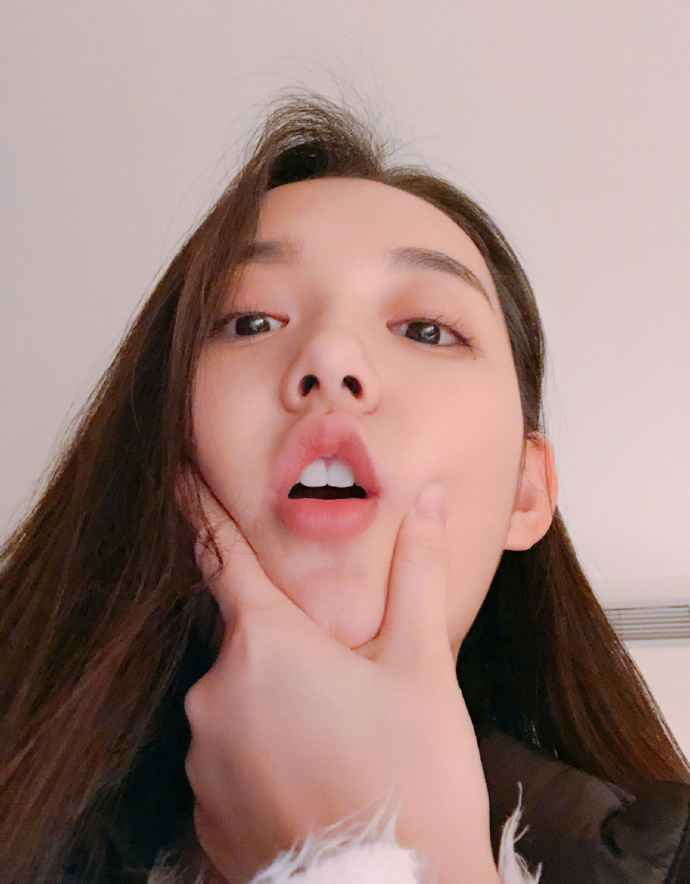 蒋依依可爱俏皮自拍照图片图片