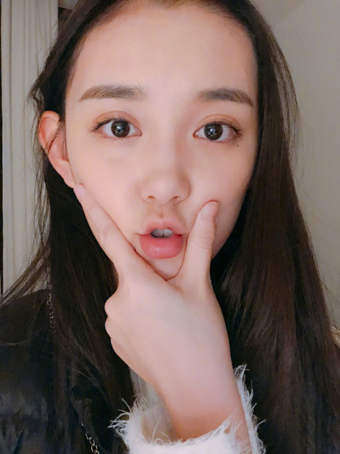 蒋依依仙气白裙清纯高清桌面壁纸图片