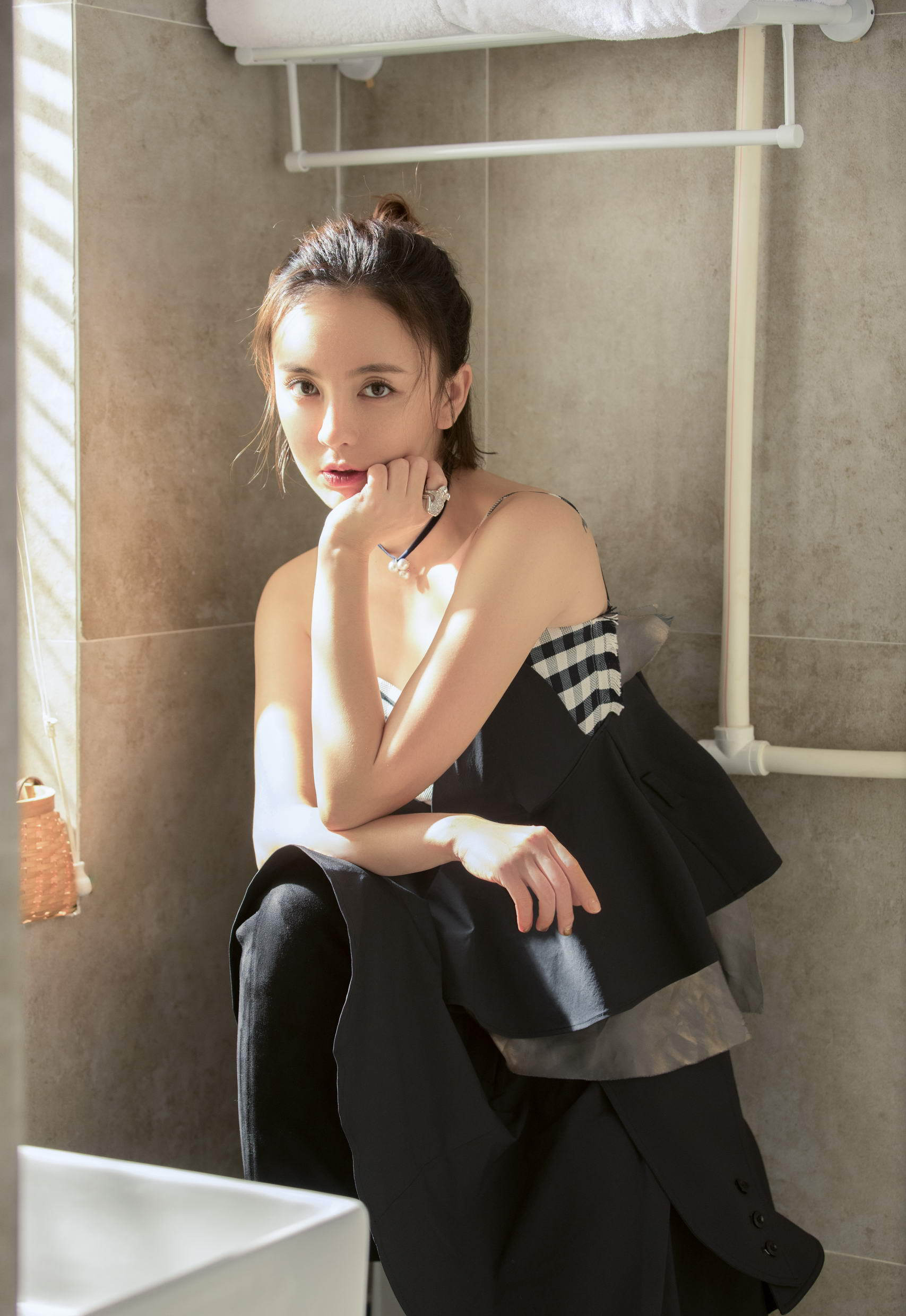 山东籍内地女演员吕佳容性感迷人写真桌面壁纸图片