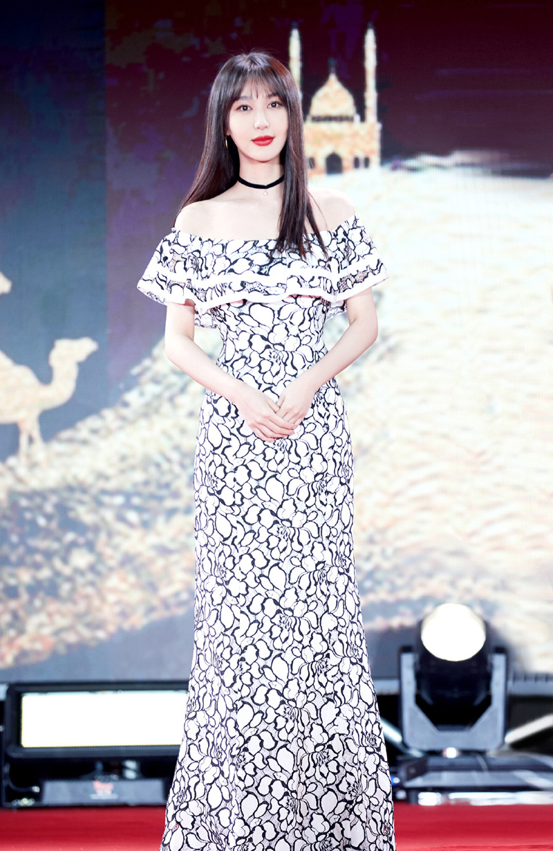 李菲儿性感露肩活动写真图片图片