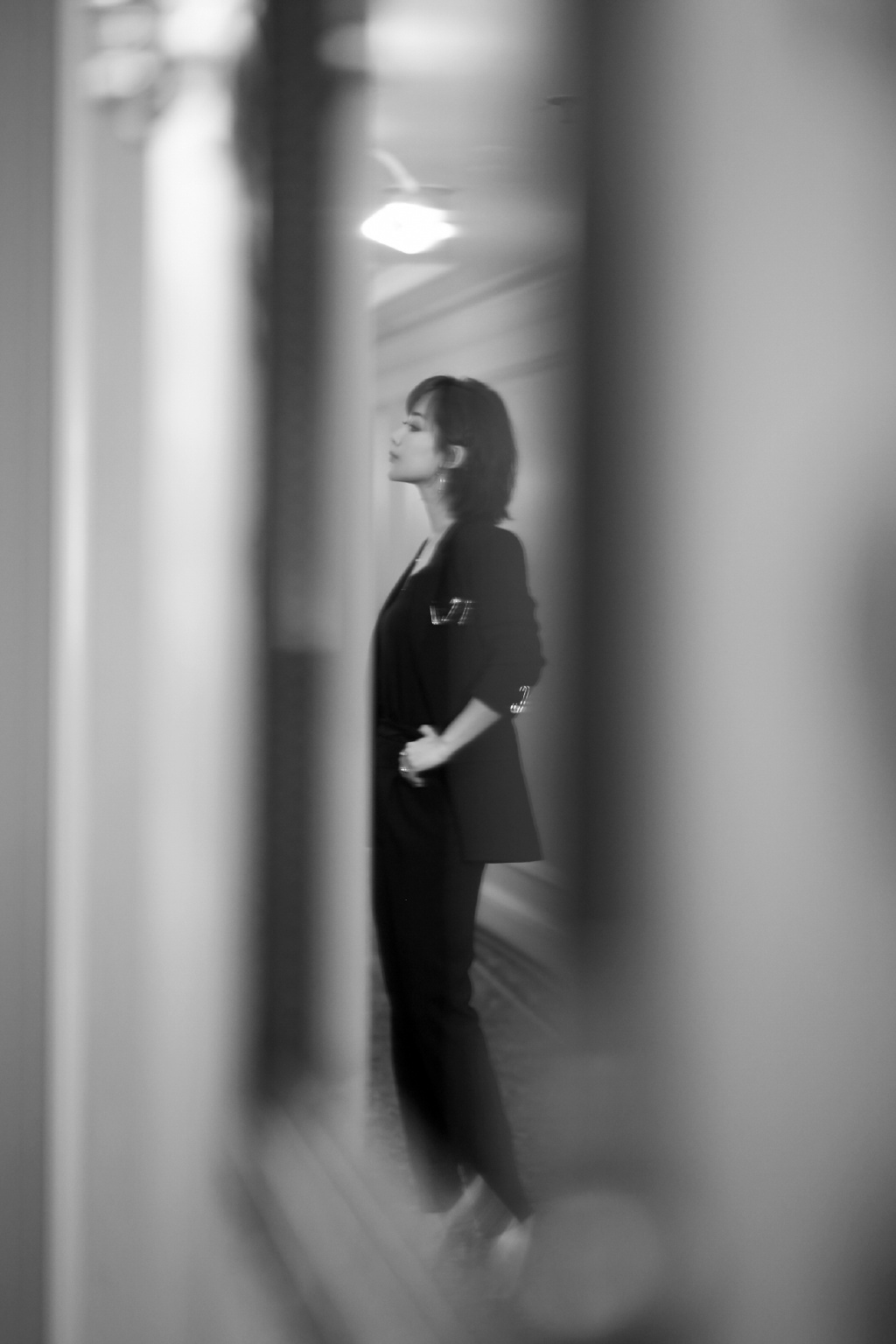 杨紫吊带裸肩长裙发布会性感写真图片图片