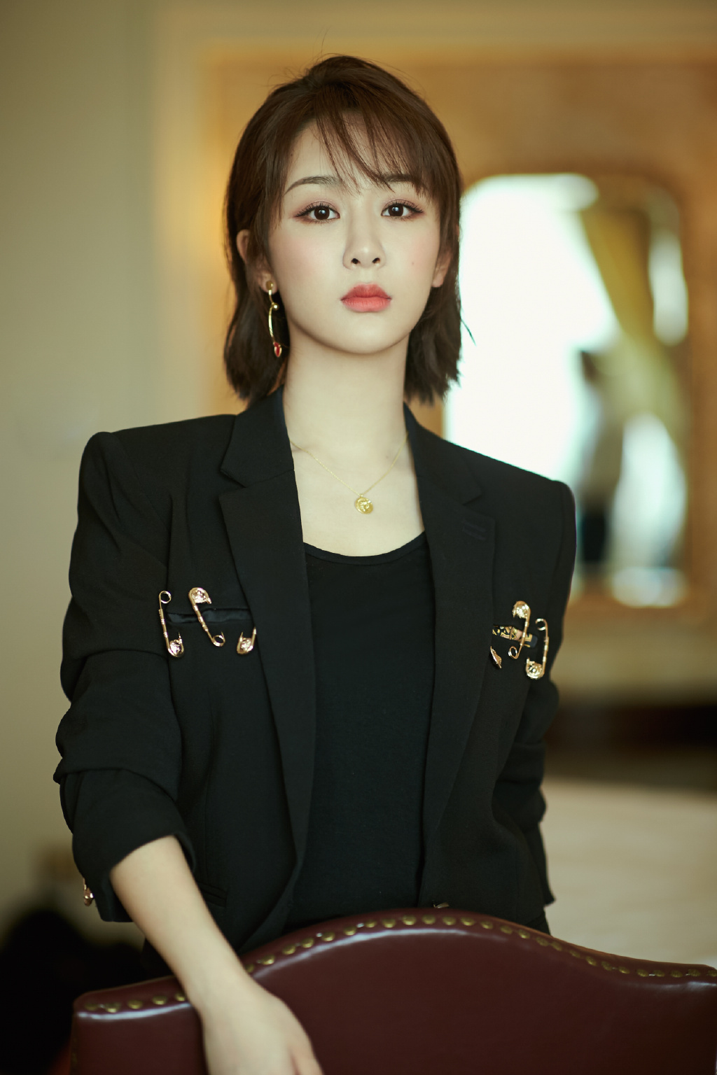 杨紫吊带裸肩长裙发布会性感写真图片图片