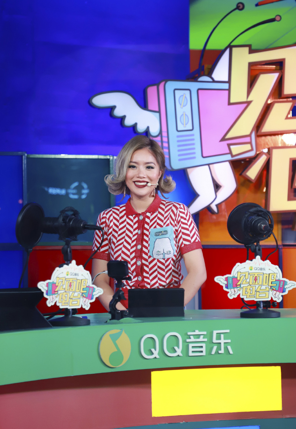 高清上海美女王菊明星慈善夜深V礼服写真图片图片