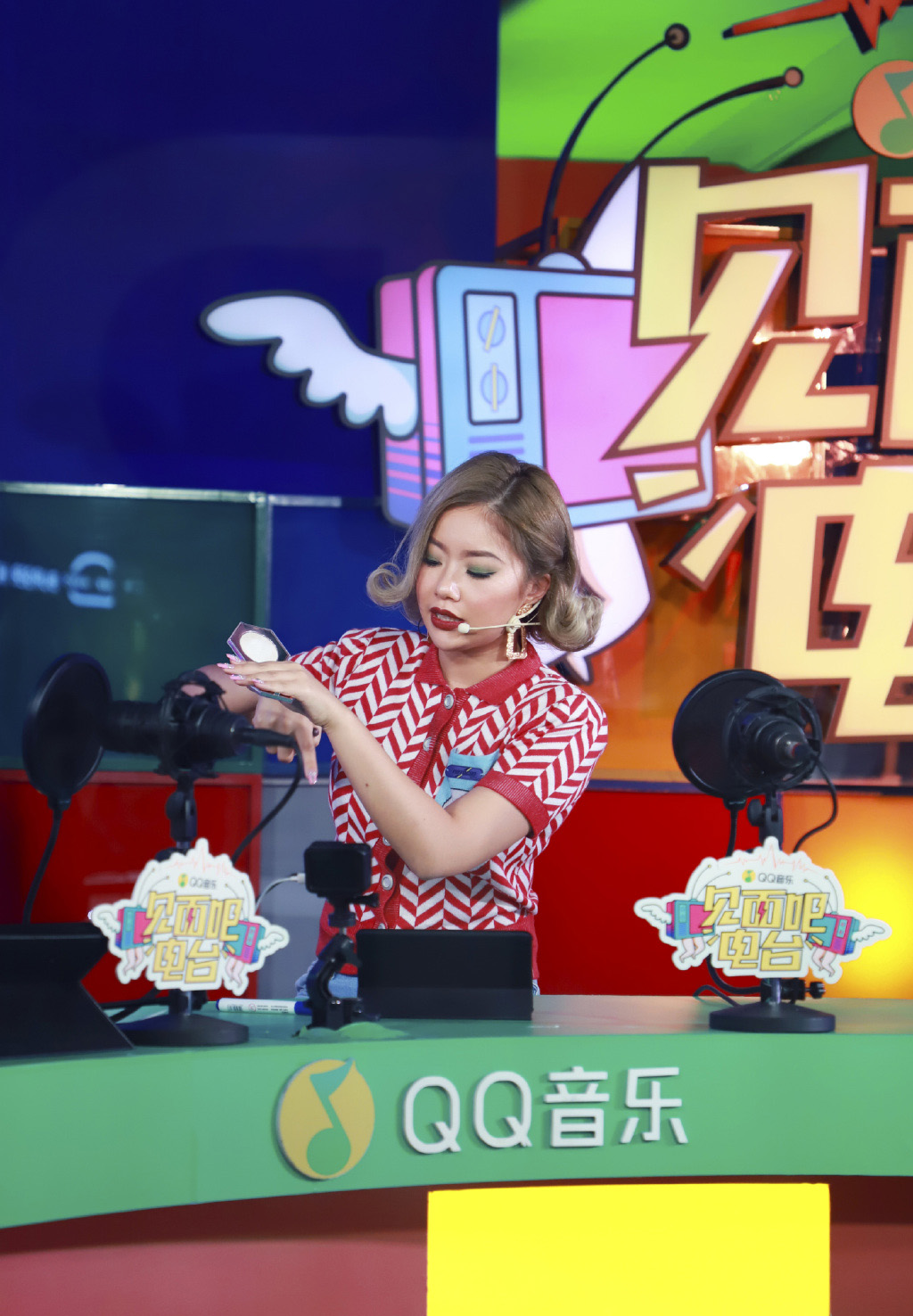 高清上海美女王菊明星慈善夜深V礼服写真图片图片