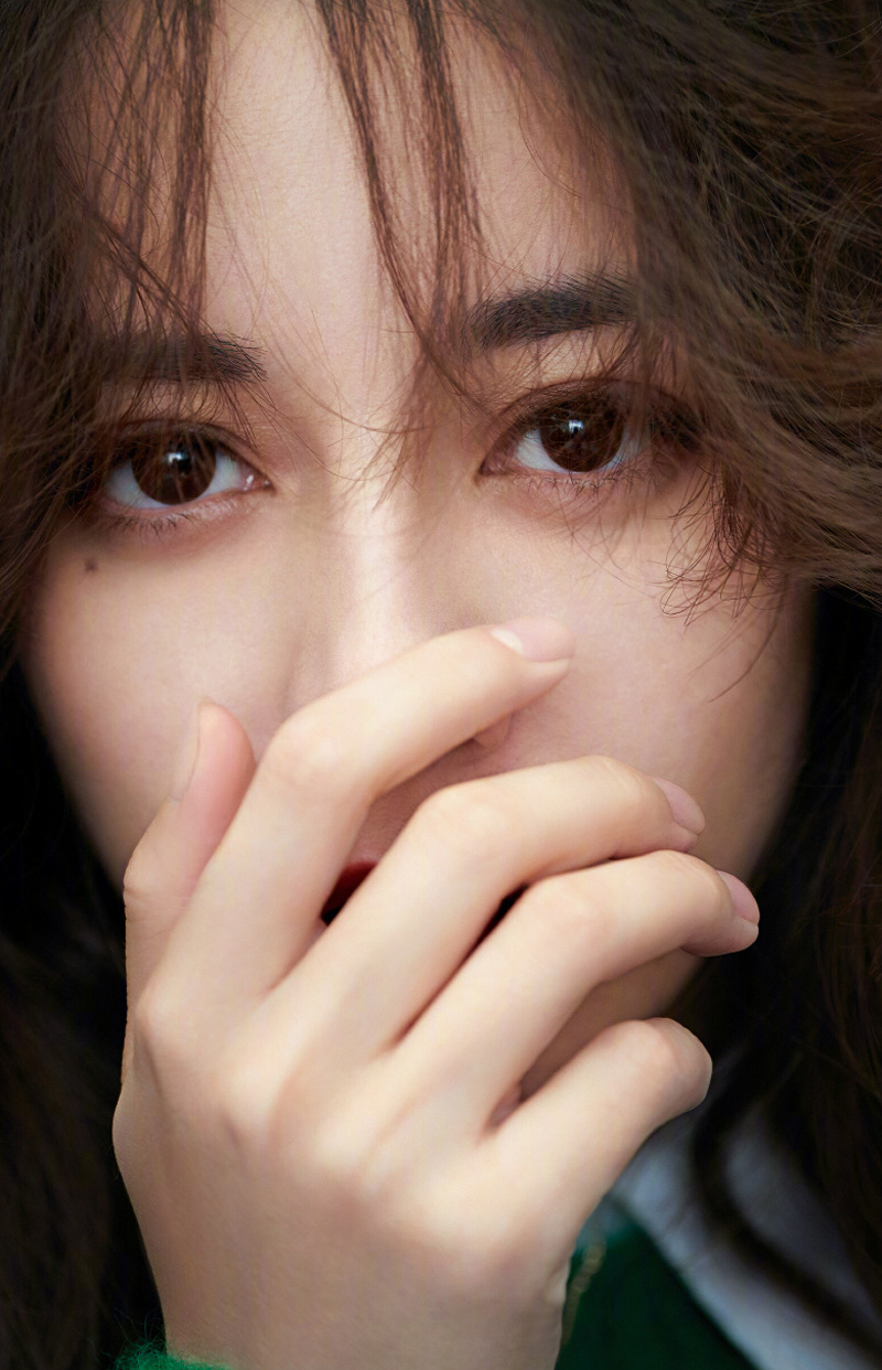 新疆乌鲁木齐美女演员迪丽热巴最新杂志写真图片图片