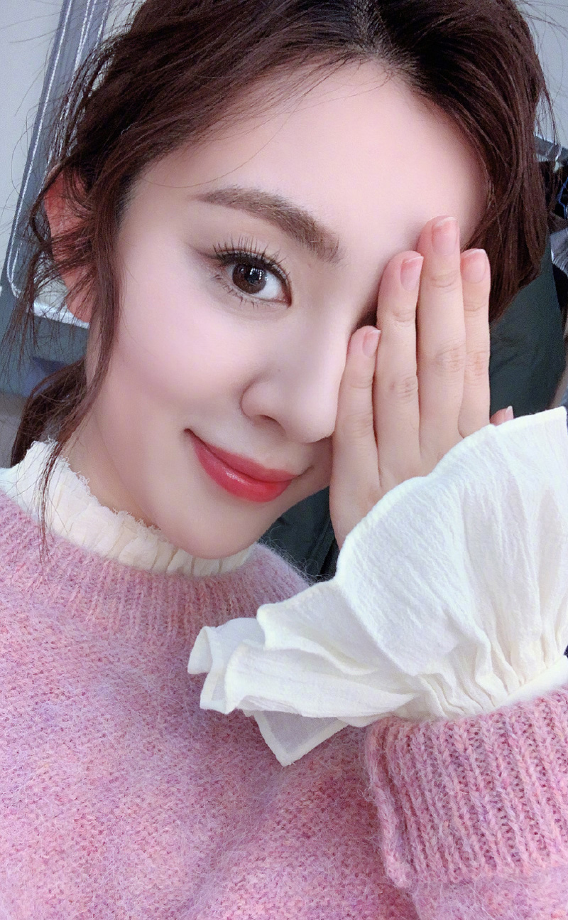 中国内地山东省青岛女演员王晓晨时尚杂志封面高清图片图片