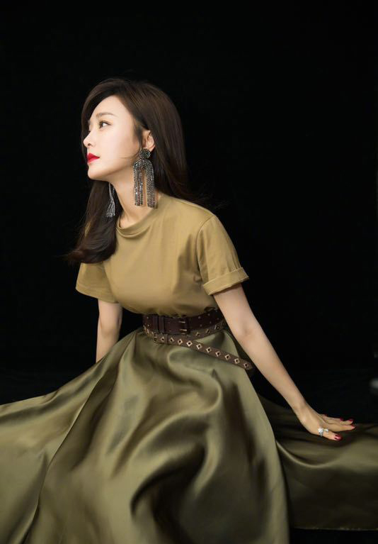 高清中国内地辽宁省沈阳女演员秦岚钻石蓝睫毛魅力性感写真图片