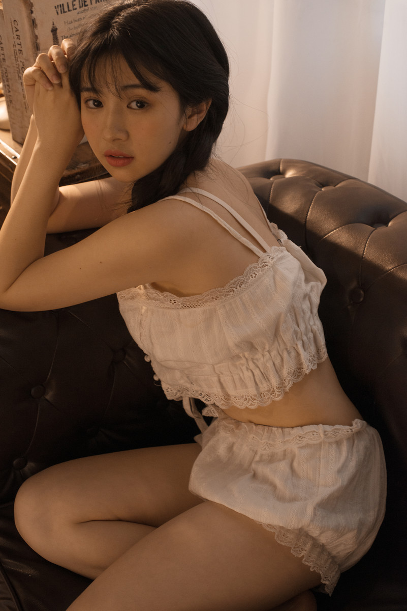 高清中国内地辽宁省沈阳女演员秦岚优雅自信性感写真图片