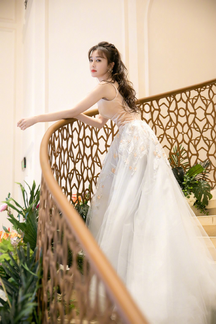 高清中国内地辽宁省沈阳女演员秦岚优雅自信性感写真图片