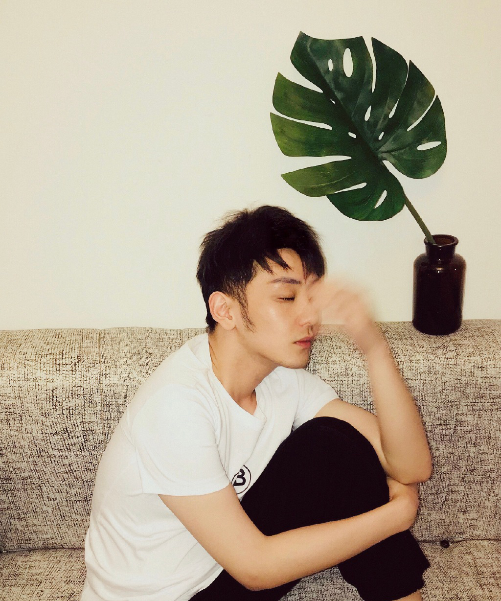 高清河南男星向昊慵懒居家帅气图片图片