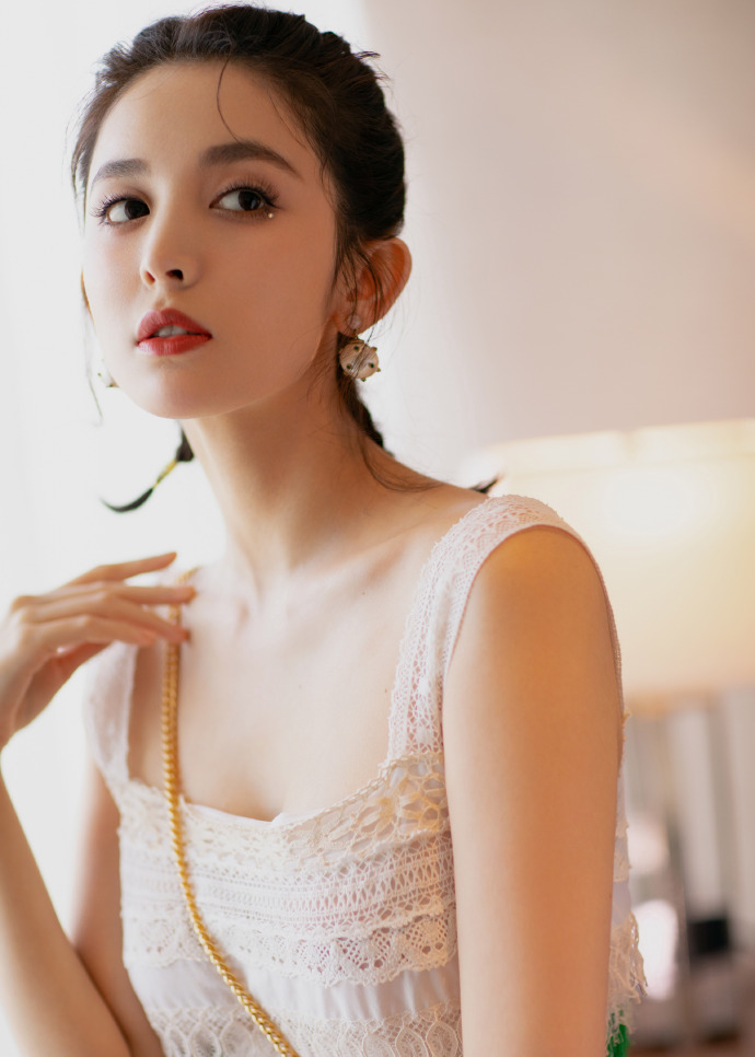 中国内地新疆乌鲁木齐市影视女演员古力娜扎微博之夜性感甜美写真图片图片