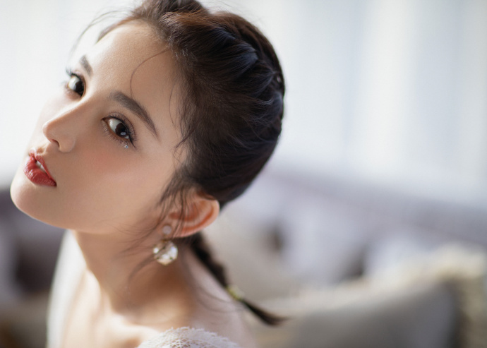 中国内地新疆乌鲁木齐市影视女演员古力娜扎微博之夜性感甜美写真图片图片