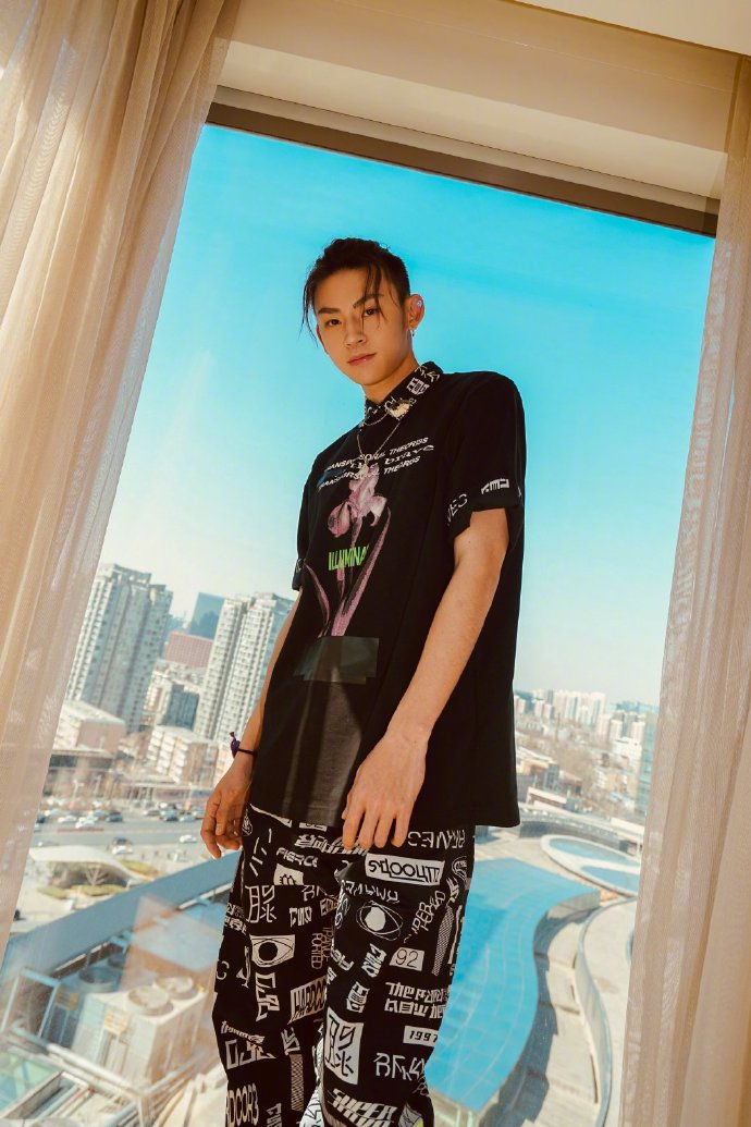 高清男明星王琳凯暗黑骑士风帅气写真图片图片