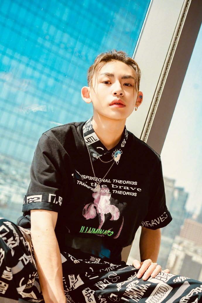 高清男明星王琳凯暗黑骑士风帅气写真图片图片