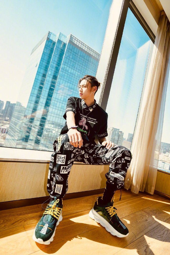 高清男明星王琳凯暗黑骑士风帅气写真图片图片