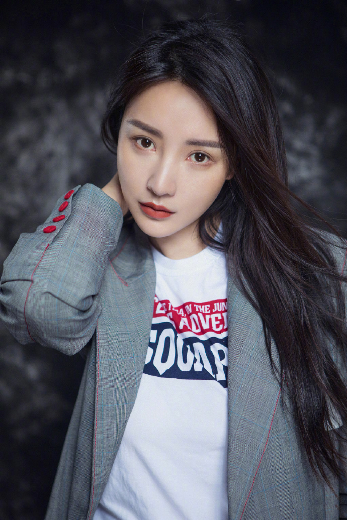 中国内地湖南衡阳女演员柳岩写真电脑桌面壁纸之网络美女图片