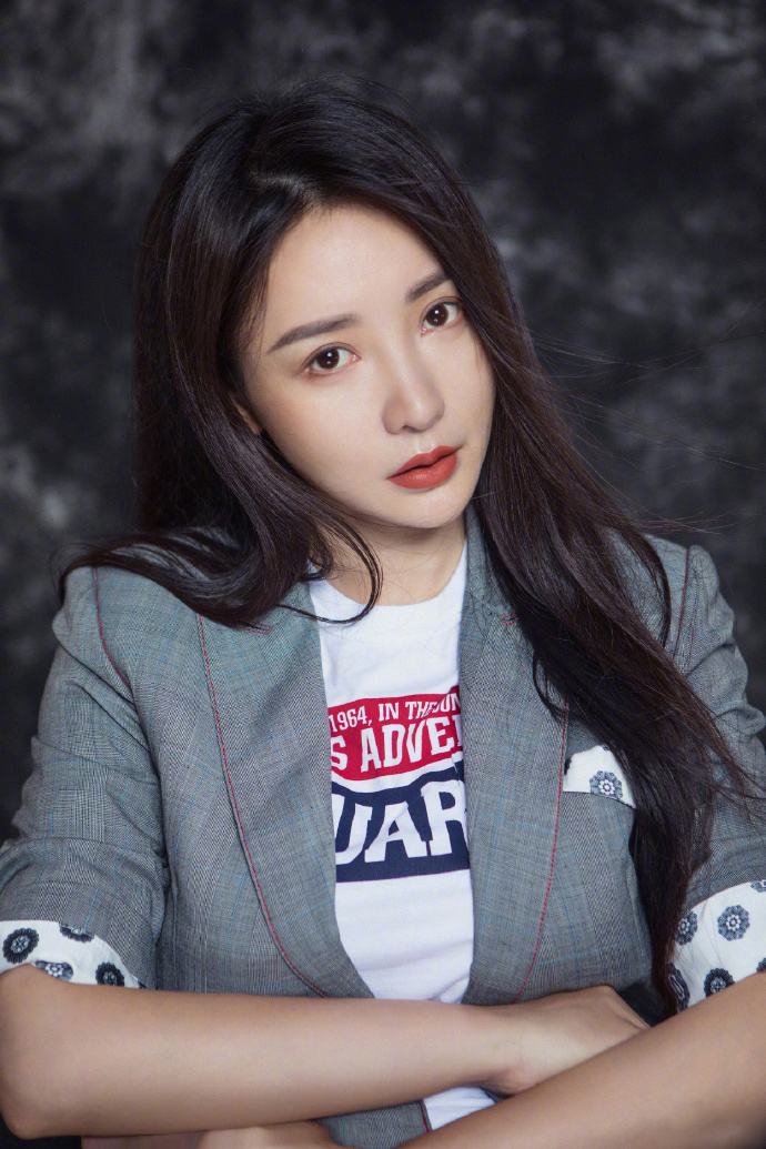中国内地湖南衡阳女演员柳岩写真电脑桌面壁纸之网络美女图片