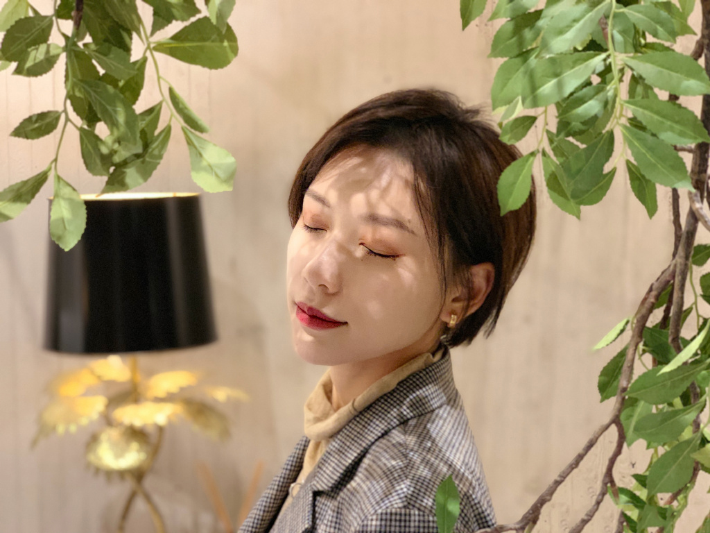 高清女星冯若绮红色性感靓丽写真图片图片