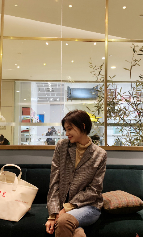 高清女星冯若绮红色性感靓丽写真图片图片