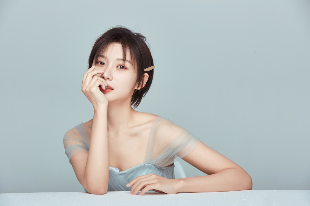 高清女星冯若绮红色性感靓丽写真图片图片