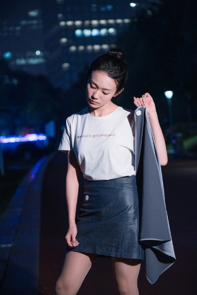 高清90后新生代内地女演员黄尧深夜街拍照图片图片