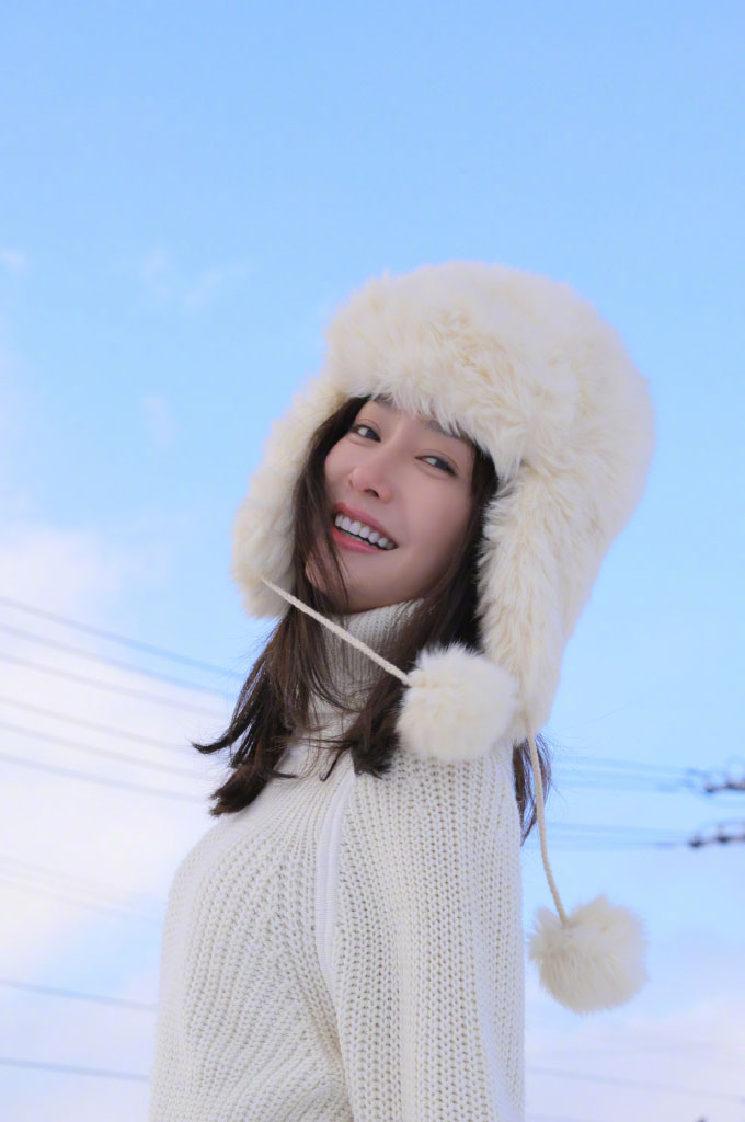 高清中国内地辽宁省沈阳女演员秦岚钻石蓝睫毛魅力性感写真图片
