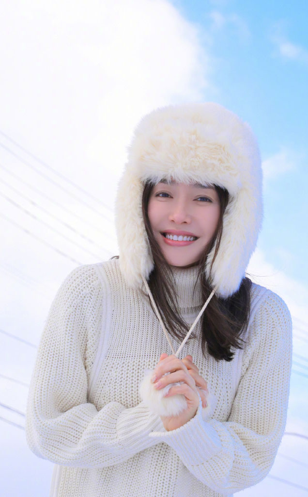 高清中国内地辽宁省沈阳女演员秦岚钻石蓝睫毛魅力性感写真图片
