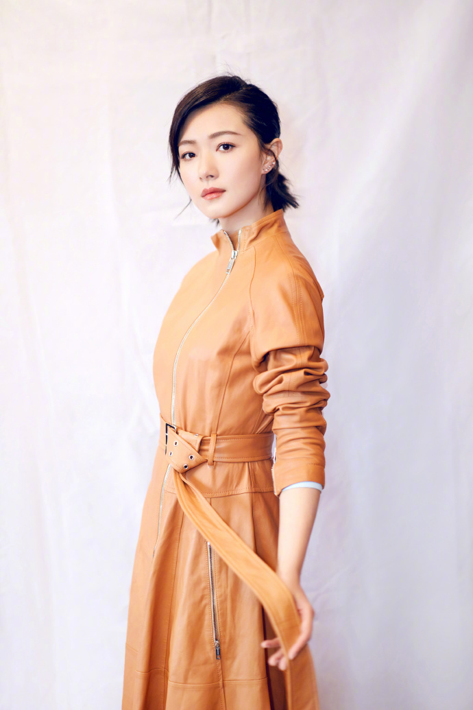 万茜OL装扮干练性感杂志写真图片图片