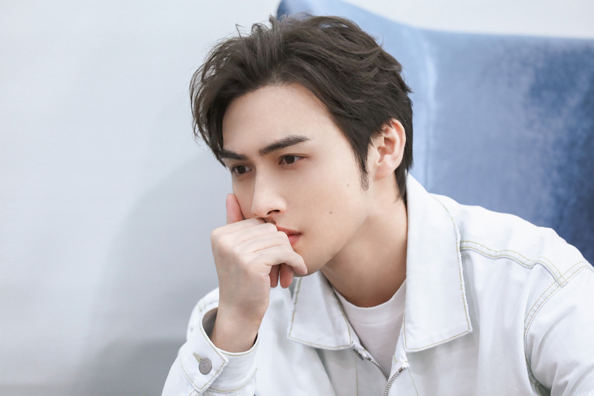 中国大陆江苏无锡男演员魅力型男张彬彬时尚杂志封面图片图片
