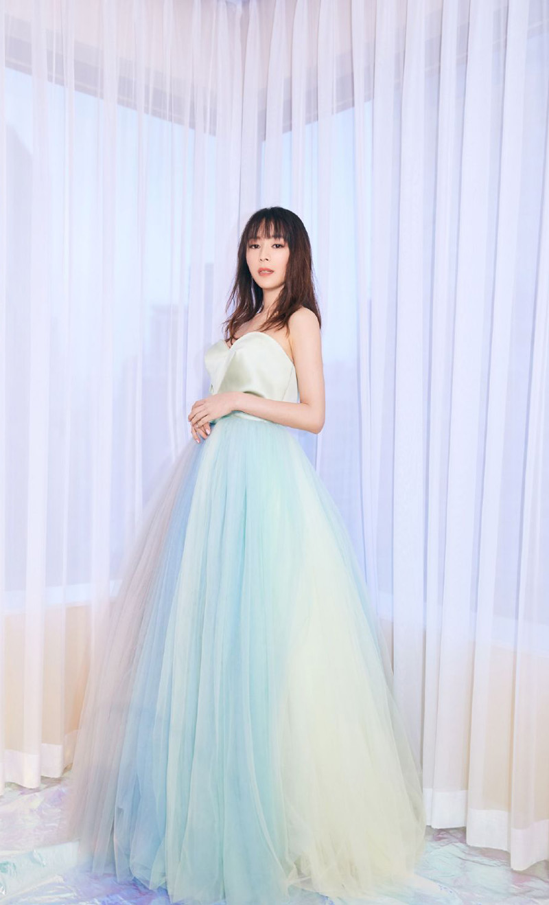 中国内地福建永安女演员美女张静初登杂志封面性感写真图片