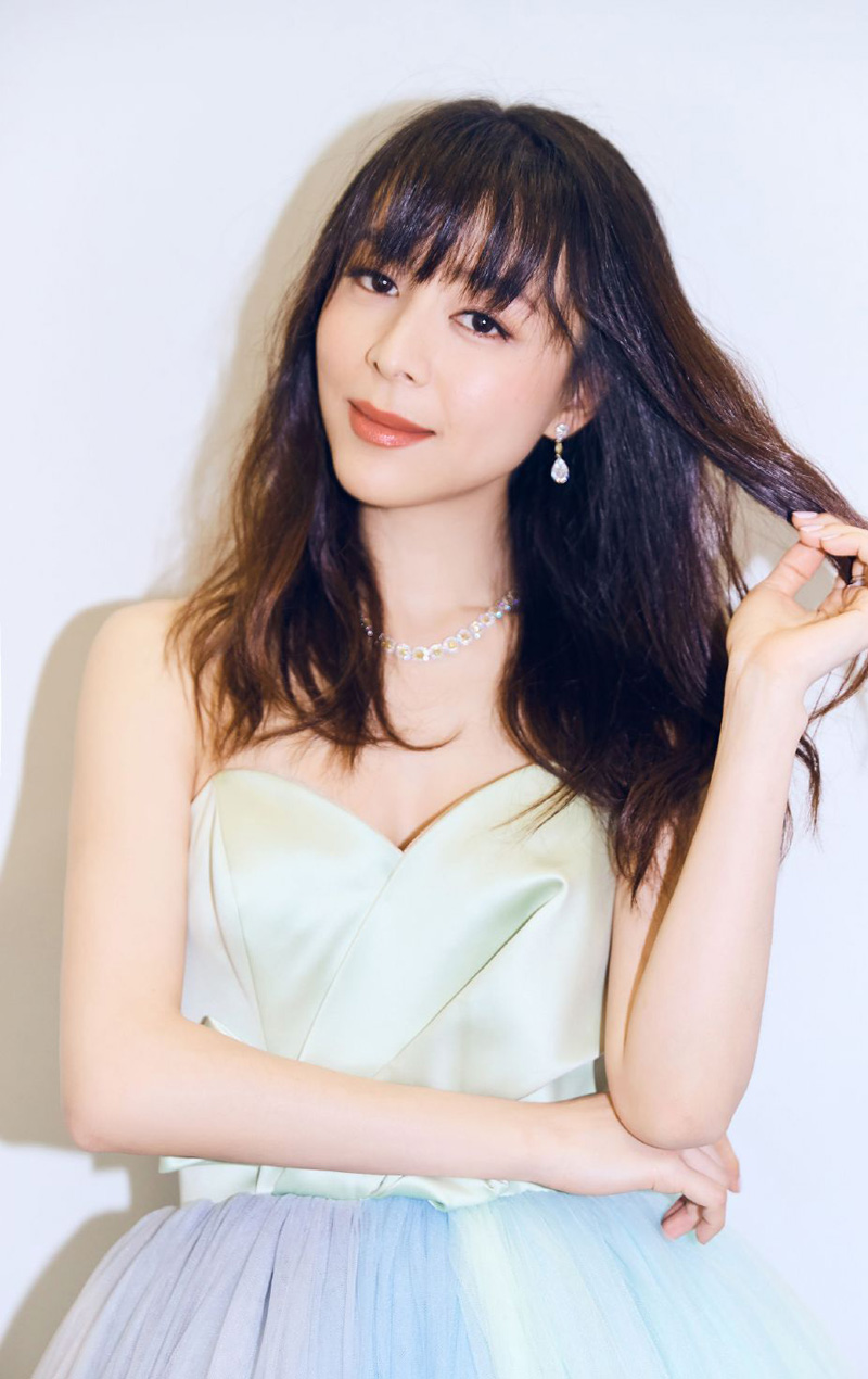 中国内地福建永安女演员张静初红衣造型写真图片：知性优雅图片