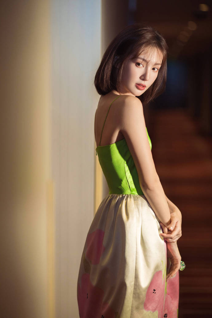 中国大陆山东济南女演员平面模特金晨性感时髦机场照图片图片
