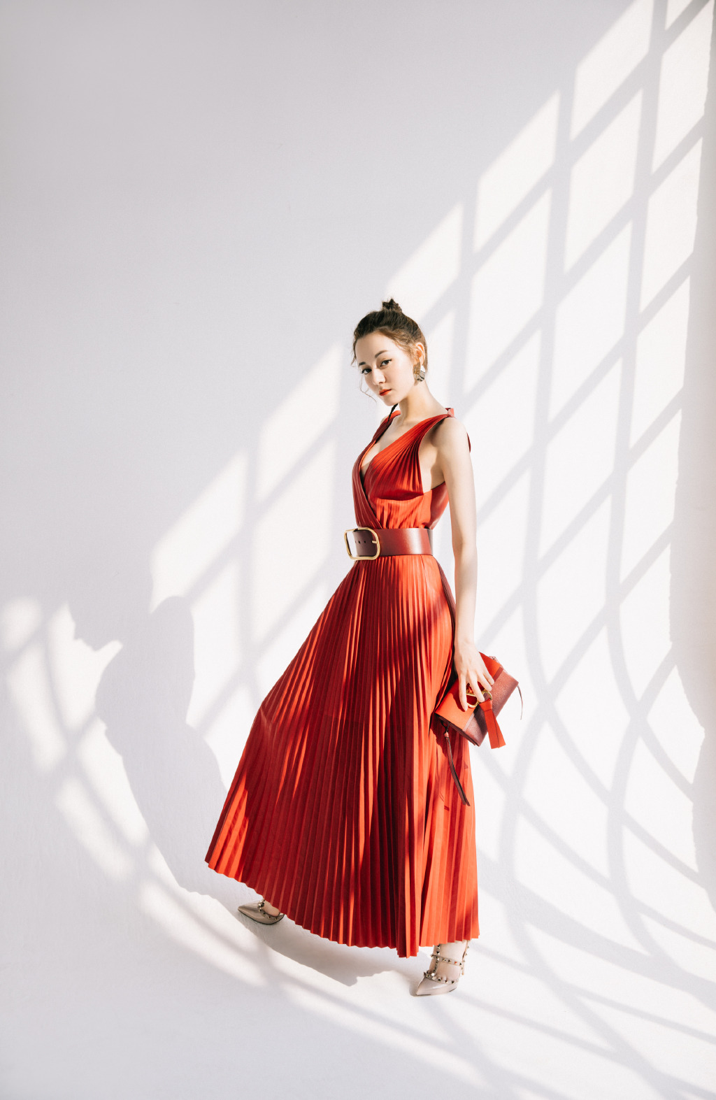 新疆乌鲁木齐美女演员迪丽热巴最新杂志写真图片图片