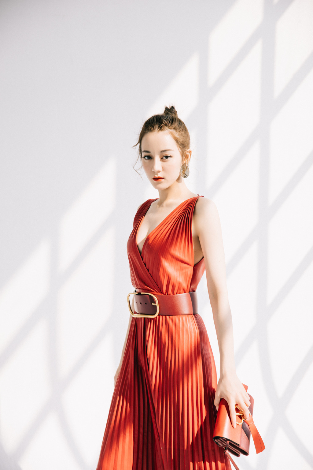 新疆乌鲁木齐美女演员迪丽热巴最新杂志写真图片图片