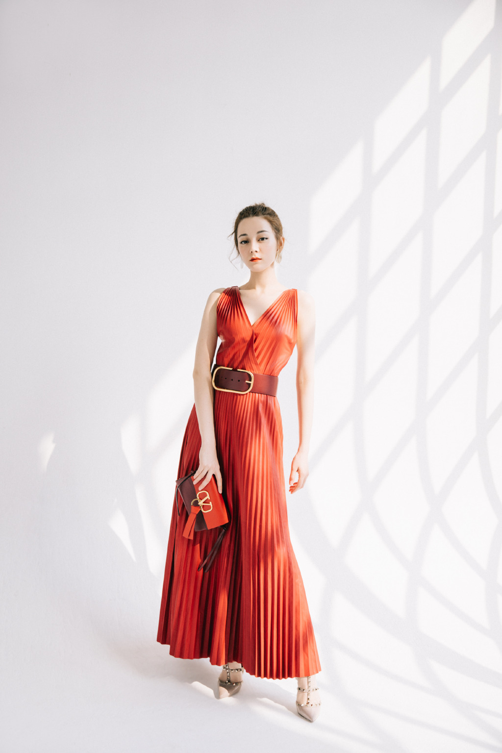 新疆乌鲁木齐美女演员迪丽热巴最新杂志写真图片图片