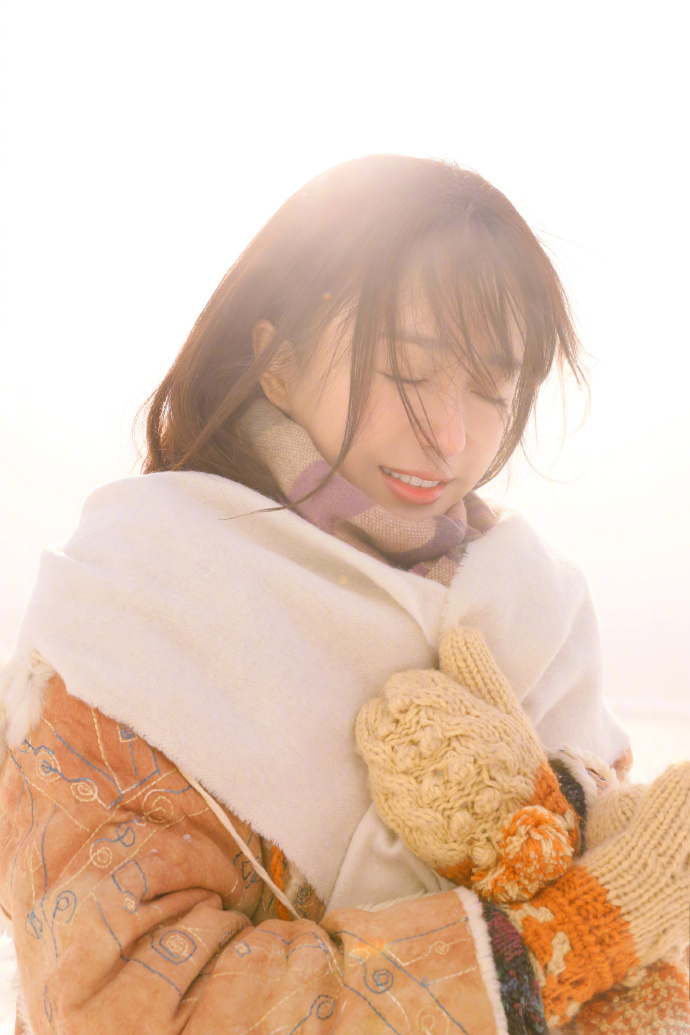 高清中国内地辽宁省沈阳女演员秦岚钻石蓝睫毛魅力性感写真图片