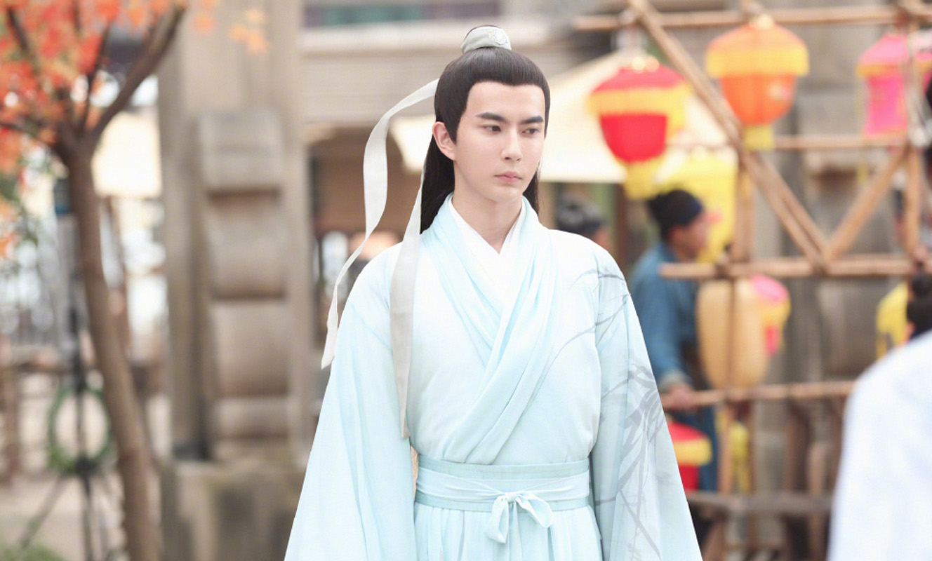 高清新疆乌鲁木齐男明星于朦胧西装白鞋出席某活动现场写真图片图片