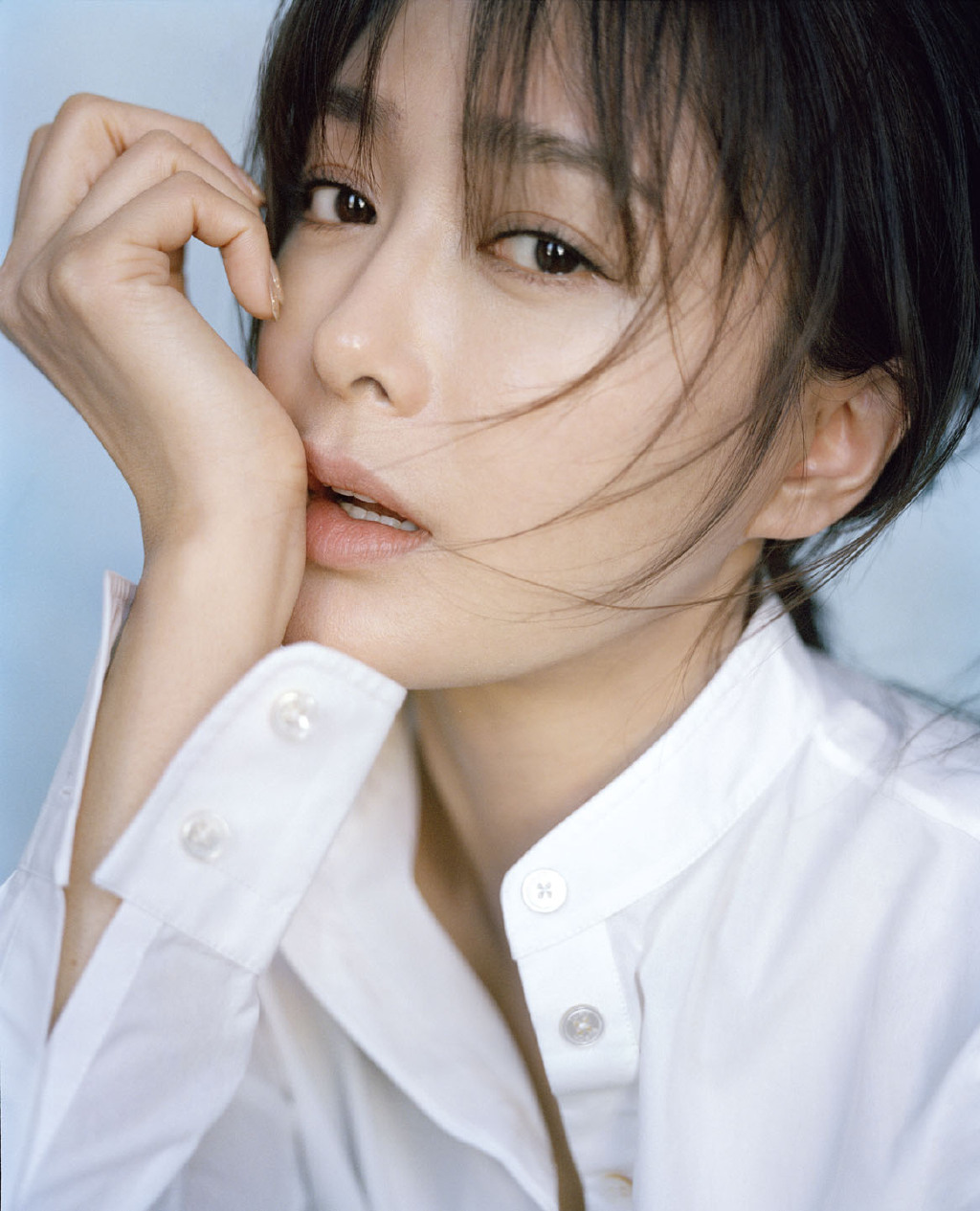 高清中国内地辽宁省沈阳女演员秦岚钻石蓝睫毛魅力性感写真图片
