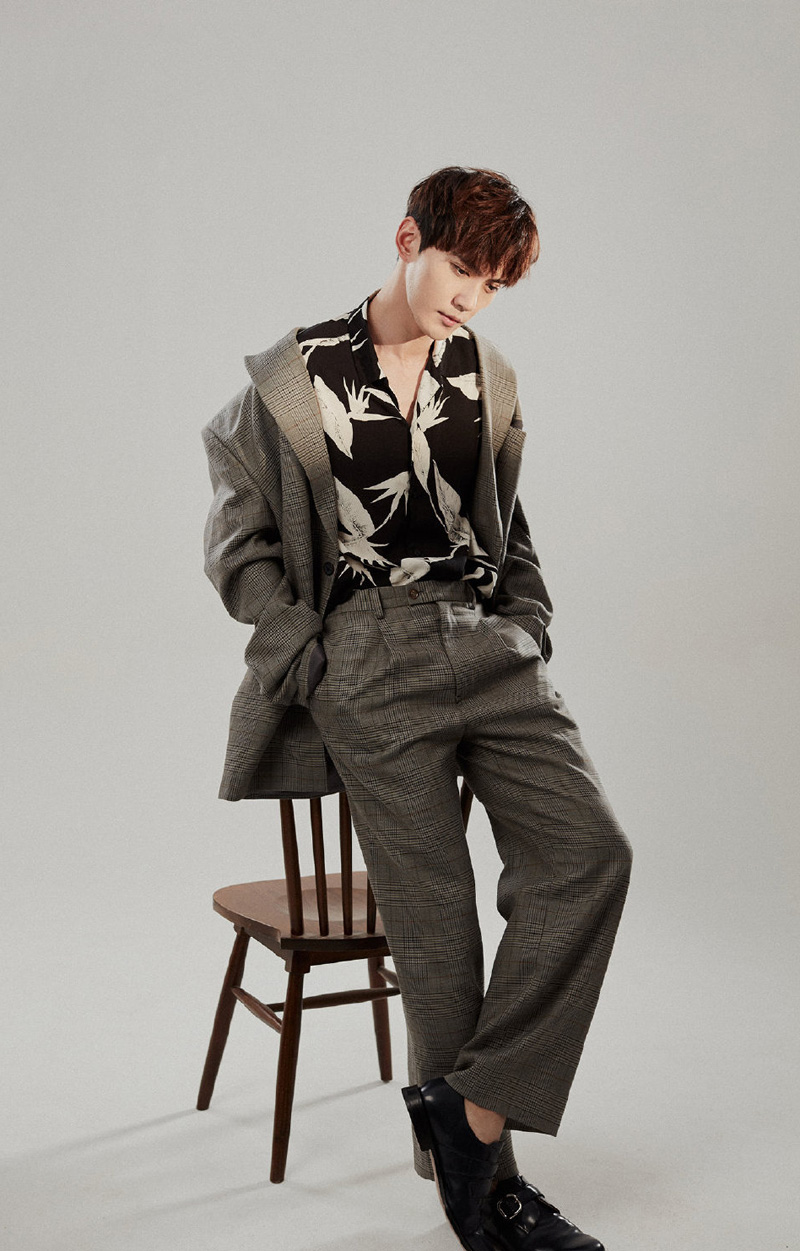 高清中国内地上海男演员徐正溪黑白西装帅气型男写真图片图片