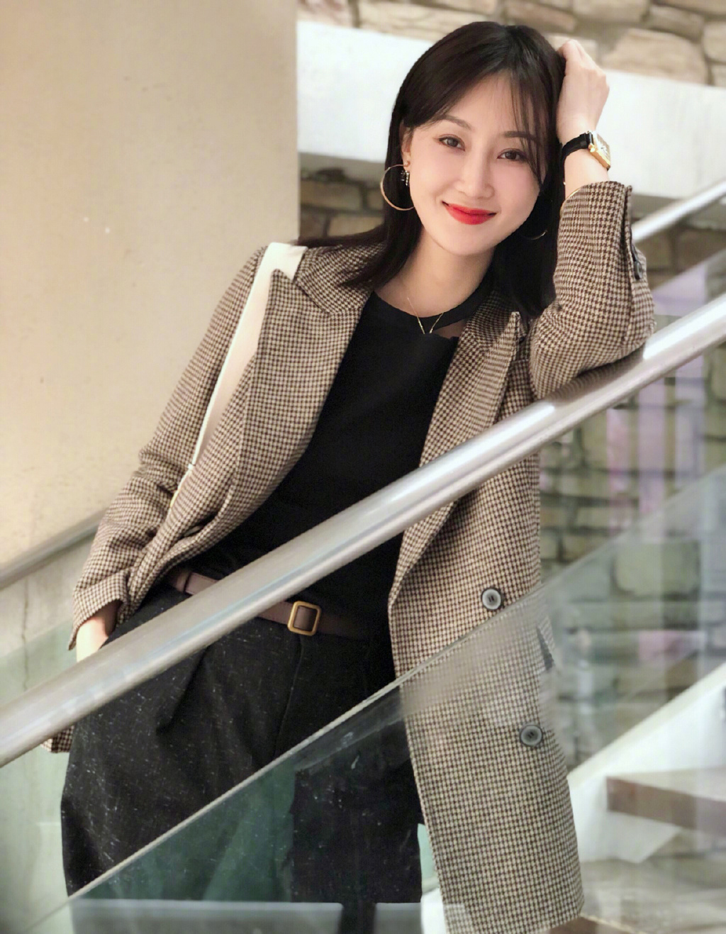 中国内地辽宁省大连女演员林鹏时尚街拍图片：镂空衬衫玩转性感图片