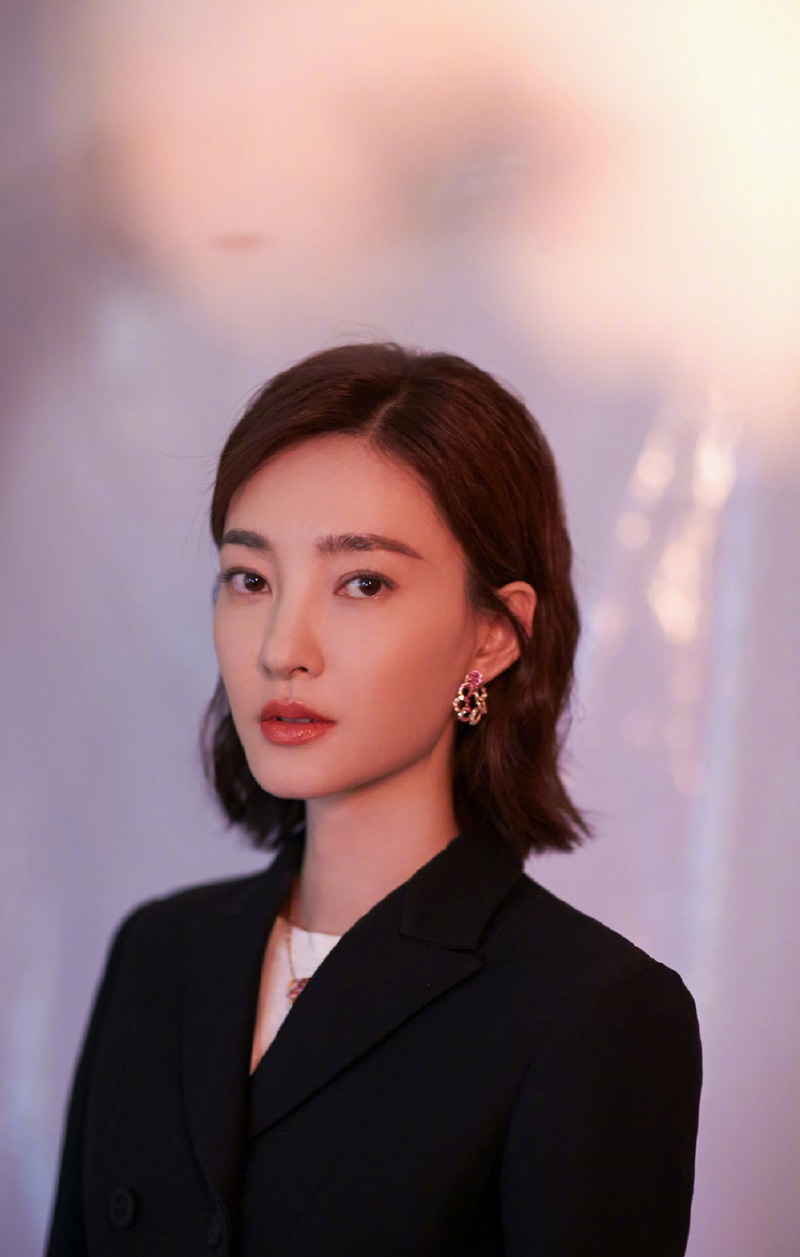 王丽坤性感干练活动写真图片图片