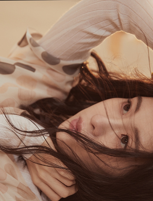 中国大陆天津女歌手张碧晨人气飙升登杂志封面尽显成熟优雅女神范儿图片