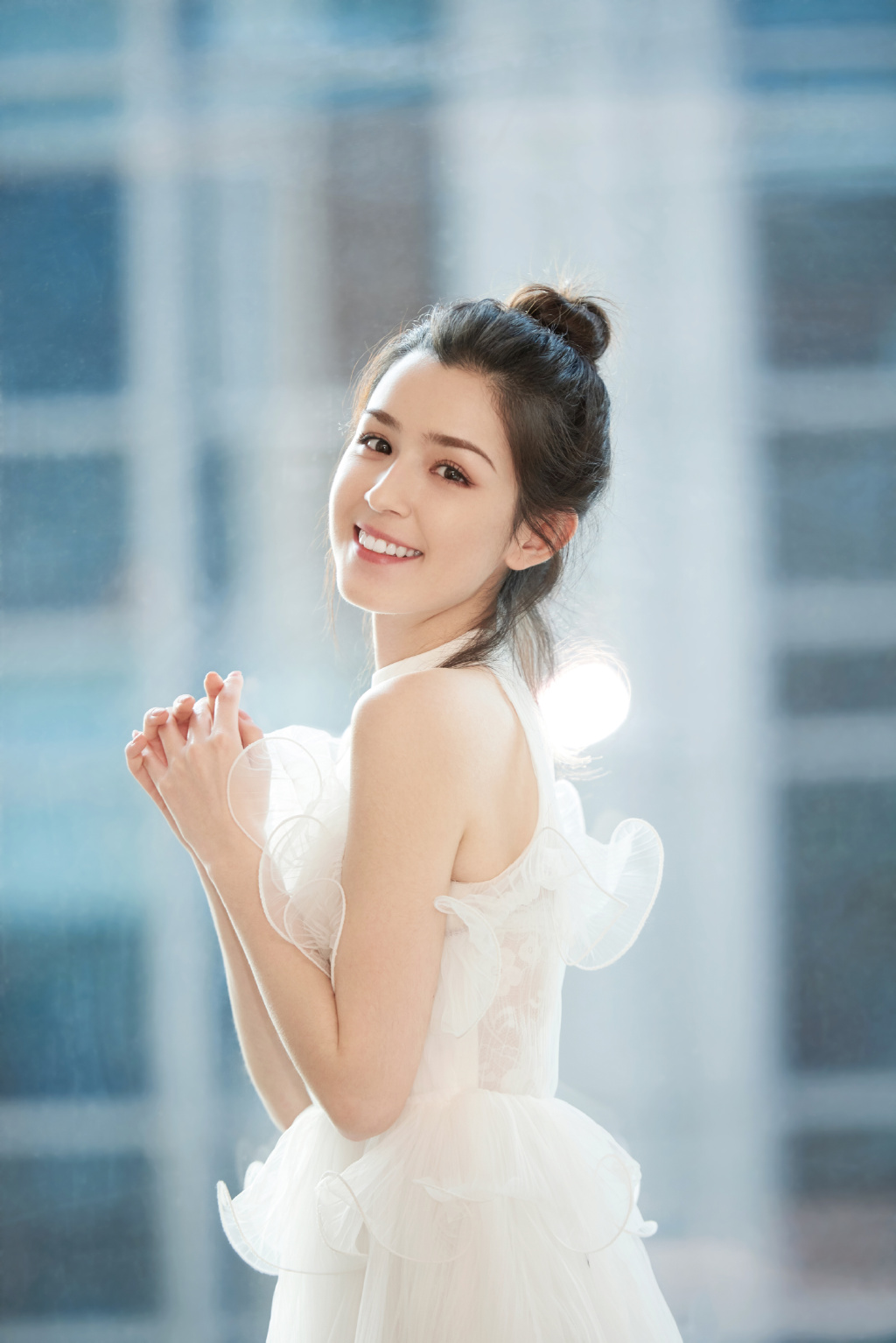中国内地演员哈妮克孜唯美动人舞台照图片图片